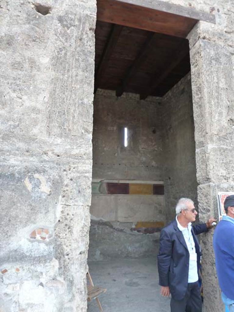 VI.12.2 Pompeii. May 2015. West wall of third room on west side of atrium.
Photo courtesy of Buzz Ferebee.
