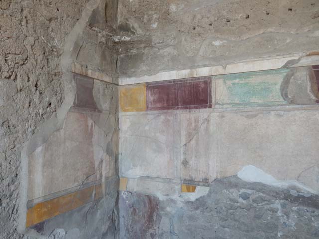 VI.12.2 Pompeii. September 2015. Floor of third room on west side of atrium.

 
