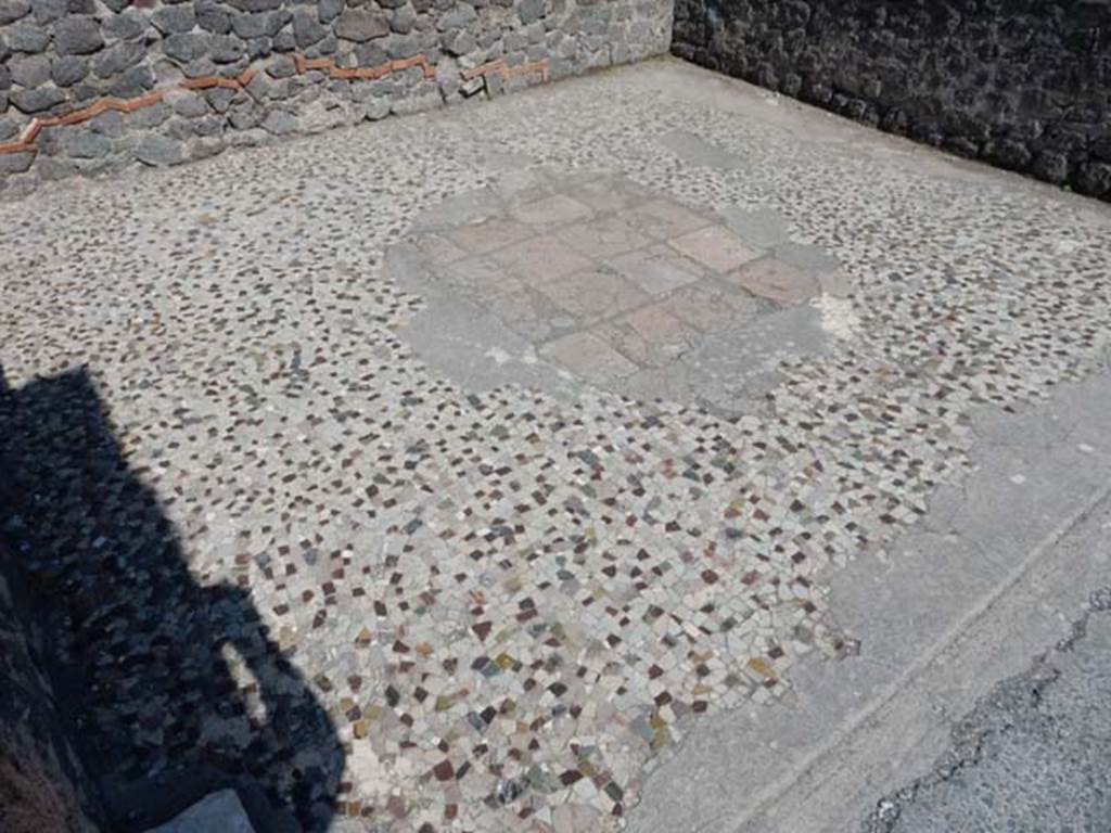 VI.12.2 Pompeii. April 2019. 
Original mosaic emblema found 1st December 1830 in ala 30 on east side of atrium.  Now in Naples Archaeological Museum. Inventory number 9993.
Photo courtesy of Rick Bauer.

