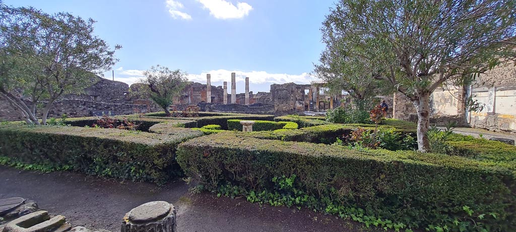 VI.12.2 Pompeii. April 2022. Looking south across middle peristyle garden. Photo courtesy of Giuseppe Ciaramella.