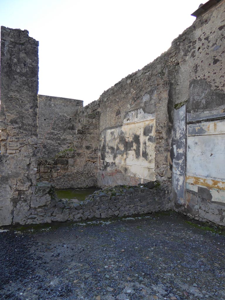 VI.12.2 Pompeii. January 2017. South wall into room 33, from south-west corner of Middle Peristyle.
Foto Annette Haug, ERC Grant 681269 DÉCOR.
