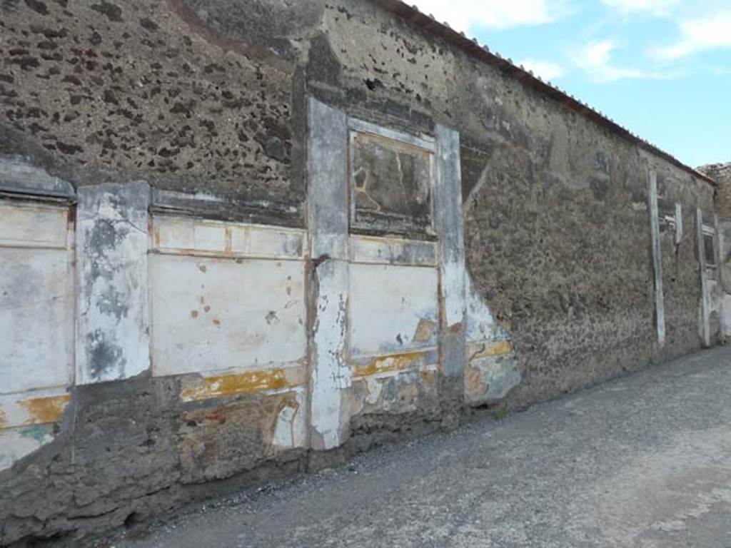 VI.12.2 Pompeii. September 2015. Looking towards west wall, in south-west corner of middle peristyle.