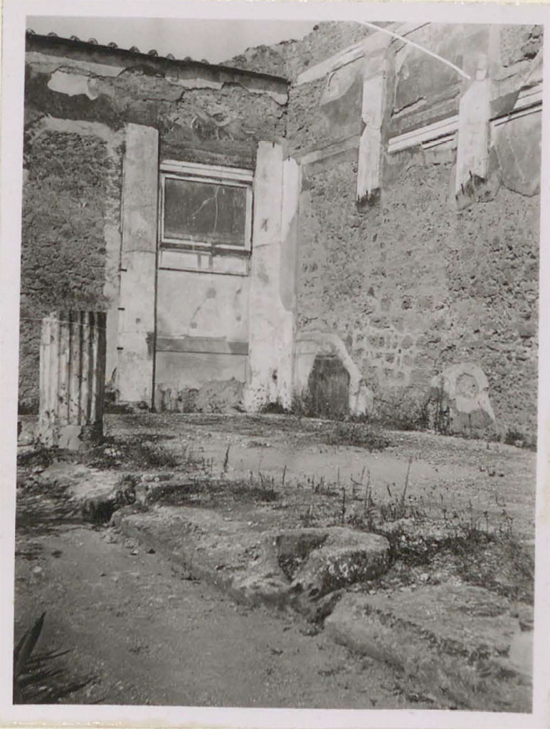 VI.12.2 Pompeii. Pre-1943. Looking towards north-west corner of middle peristyle/garden.
See Warscher, T. (1946). Casa del Fauno, Swedish Institute, Rome. (p.35, n.48).
