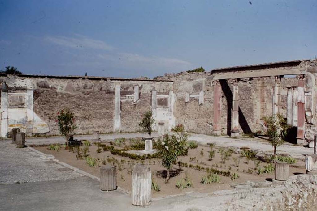 VI.12.2 Pompeii. 1968. Looking towards north-west corner of peristyle garden. Photo by Stanley A. Jashemski.
Source: The Wilhelmina and Stanley A. Jashemski archive in the University of Maryland Library, Special Collections (See collection page) and made available under the Creative Commons Attribution-Non Commercial License v.4. See Licence and use details.
J68f1312
