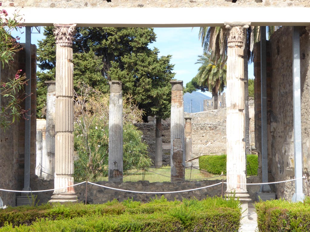 VI.12.2 Pompeii. September 2015. Looking north from Middle Peristyle across Exedra towards Rear Peristyle.
Foto Annette Haug, ERC Grant 681269 DÉCOR.
