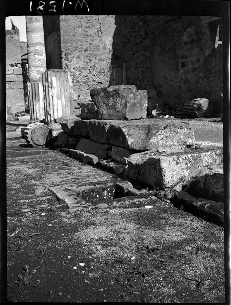 VI.12.2 Pompeii. W.1581. Looking towards north-east corner of first or middle peristyle.
Photo by Tatiana Warscher. Photo © Deutsches Archäologisches Institut, Abteilung Rom, Arkiv. 
