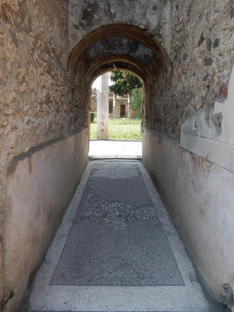 VI.12.2 Pompeii. September 2021. 
Corridor leading north to rear peristyle. Photo courtesy of Klaus Heese.  

