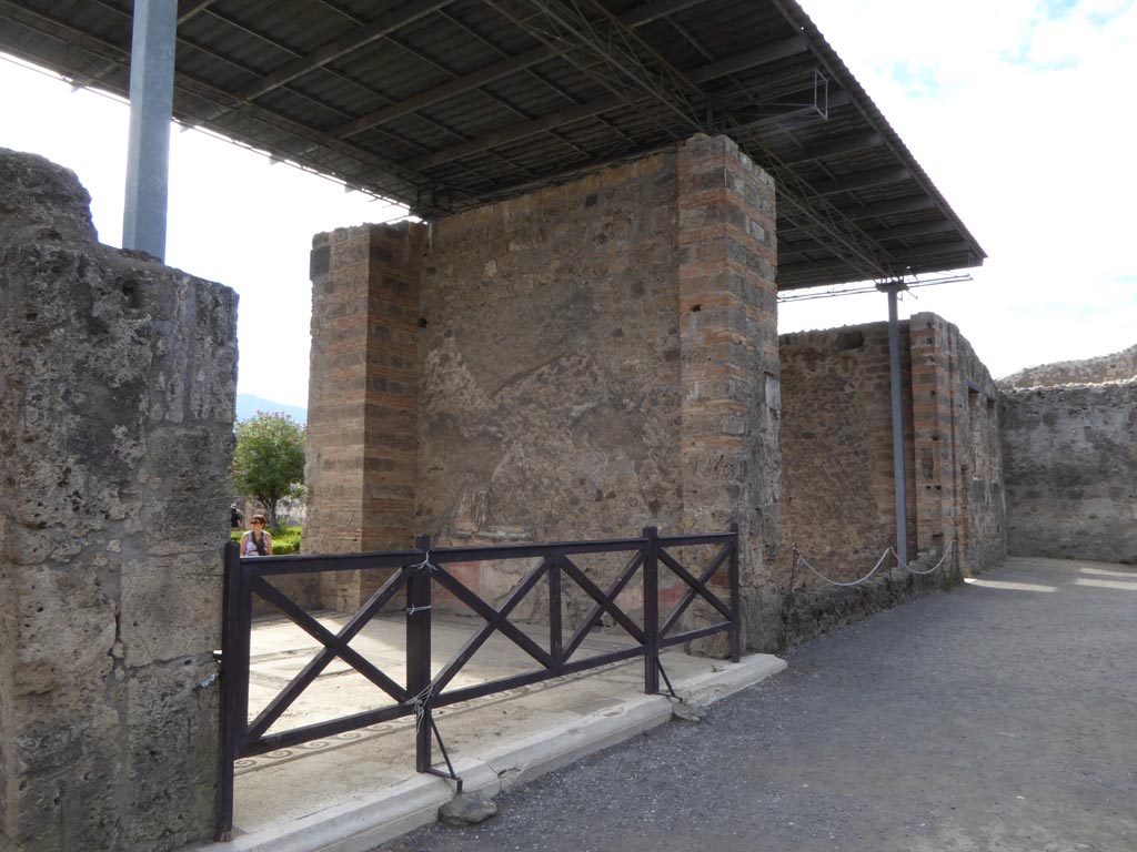 VI.12.2 Pompeii. September 2015. Looking towards rooms overlooking south portico of rear peristyle, looking west. 
Foto Annette Haug, ERC Grant 681269 DÉCOR.
