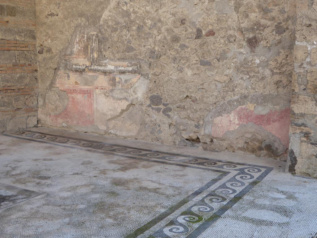 VI.12.2 Pompeii. May 2015. Detail of mosaic flooring in oecus/triclinium.  Photo courtesy of Buzz Ferebee.
