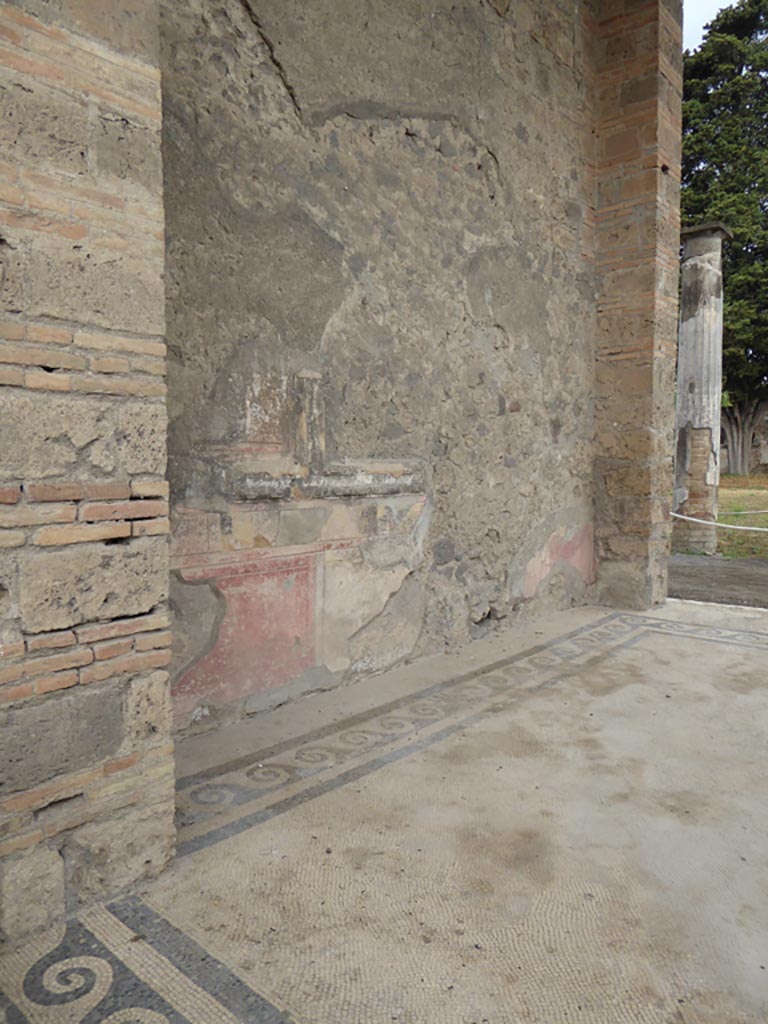 VI.12.2 Pompeii. September 2017. Looking north along west wall and flooring in oecus/triclinium.
Foto Annette Haug, ERC Grant 681269 DÉCOR.

