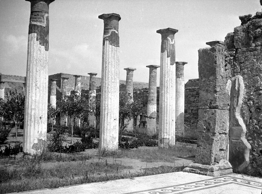 VI.12.2 Pompeii. W.1140. Looking north-east across second peristyle from oecus/triclinium.
Photo by Tatiana Warscher. Photo © Deutsches Archäologisches Institut, Abteilung Rom, Arkiv. 

