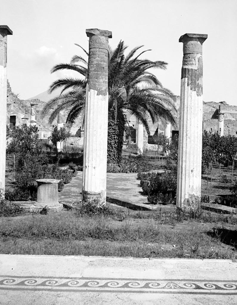 VI.12.2 Pompeii. 1968. Looking south-east from south portico of rear peristyle through exedra towards the first peristyle, atrium of VI.12.5, and entrance at VI.12.2. Photo by Stanley A. Jashemski.
Source: The Wilhelmina and Stanley A. Jashemski archive in the University of Maryland Library, Special Collections (See collection page) and made available under the Creative Commons Attribution-Non Commercial License v.4. See Licence and use details.
J68f1310
