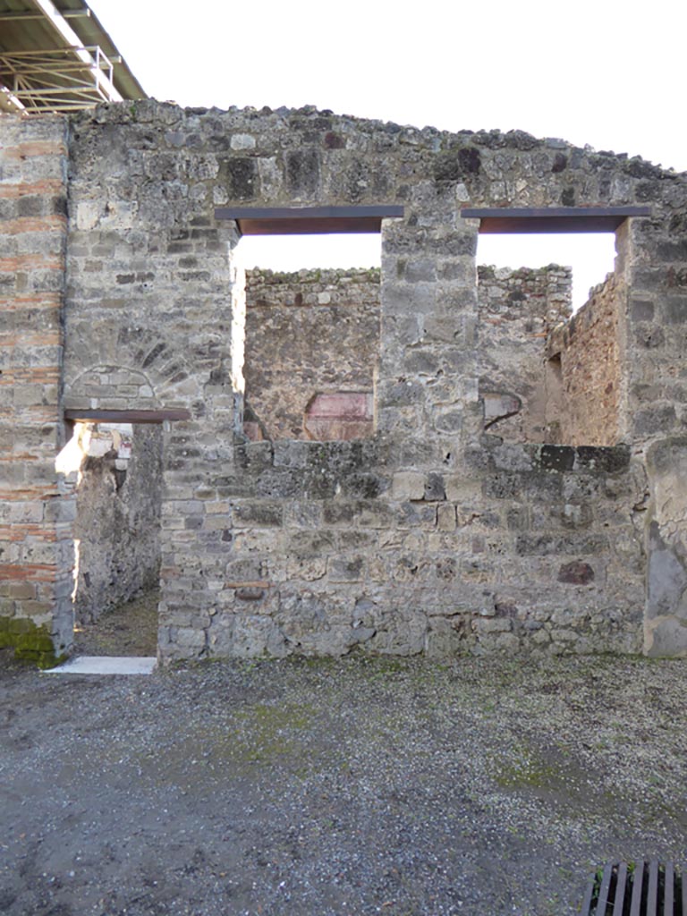 VI.12.2 Pompeii. May 2015. South wall of oecus in south-west corner of rear peristyle
Photo courtesy of Buzz Ferebee.
