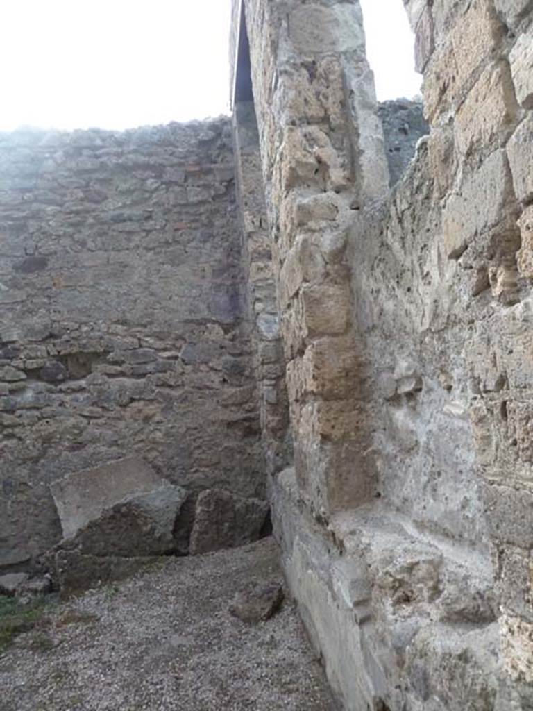 VI.12.2 Pompeii. September 2015. North wall and north-west corner of oecus, with windows onto rear peristyle.