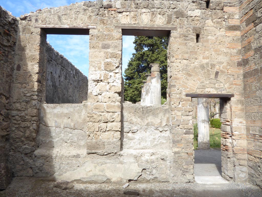 VI.12.2 Pompeii. September 2015. North wall with windows onto rear peristyle.
Foto Annette Haug, ERC Grant 681269 DÉCOR.
