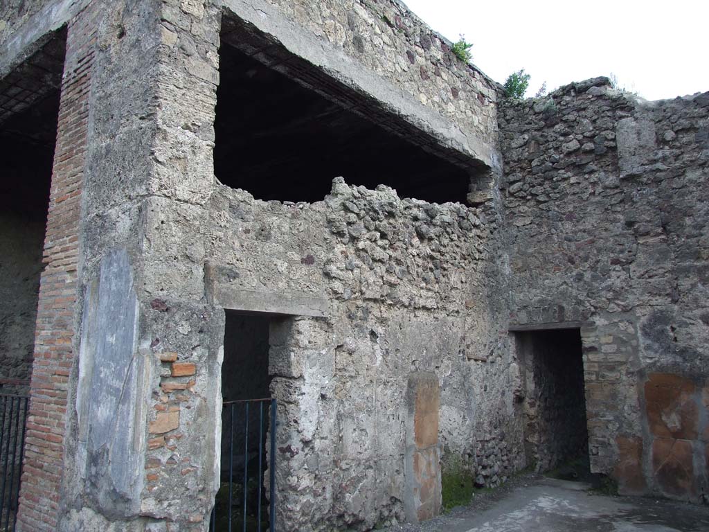 VI.12.2 Pompeii. May 2015. Suspensurae of a pre-existing caldarium below oecus in south-east corner of second or rear peristyle. Photo courtesy of Buzz Ferebee. 
