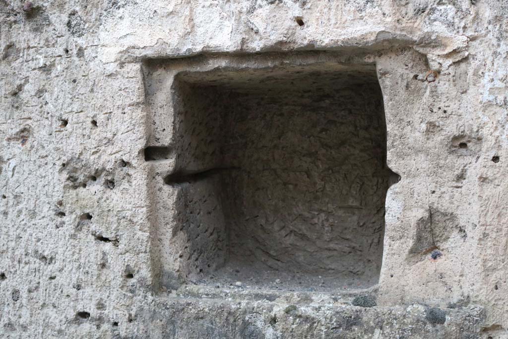 VI.12.4 Pompeii. December 2018. Looking towards east (left) side of rectangular niche. Photo courtesy of Aude Durand.