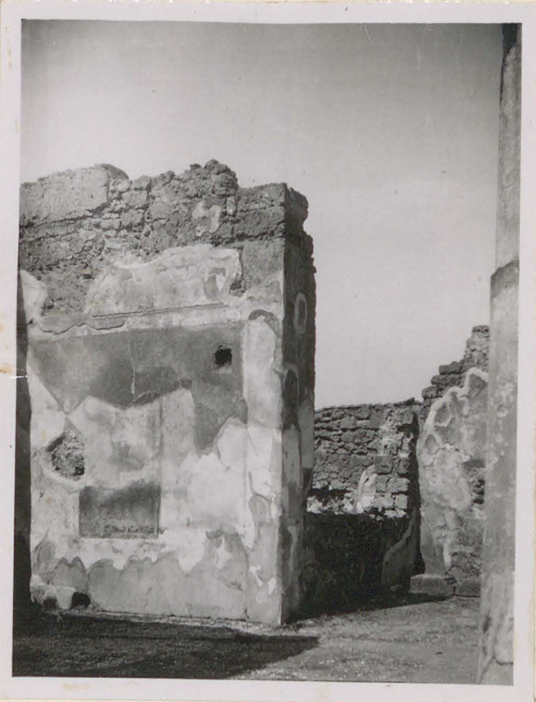 VI.12.5 Pompeii. Pre-1943. North wall of west ala, on west side of tetrastyle atrium 7. 
Looking north towards north-west corner of Tetrastyle atrium 7.
According to Warscher –
This shows the wall of the cubiculum with the remains of the painting of the fourth style – the only example in the whole house.
The room served as a passage between the two atria.
(La parete del cubicolo no.16 con i resti della pittura del quarto stile – l’unico esempio in tutta casa. 
La camera serviva di passaggio fra i due atri.)
See Warscher, T. (1946). Casa del Fauno, Swedish Institute, Rome. (p.57, n.82). 

According to PPM, this is a photo of the secondary atrium and the vestibule 11 (also described as west ala 11). 
See Carratelli, G. P., 1990-2003. Pompei: Pitture e Mosaici: Vol. V. Roma: Istituto della enciclopedia italiana, p. 116.

