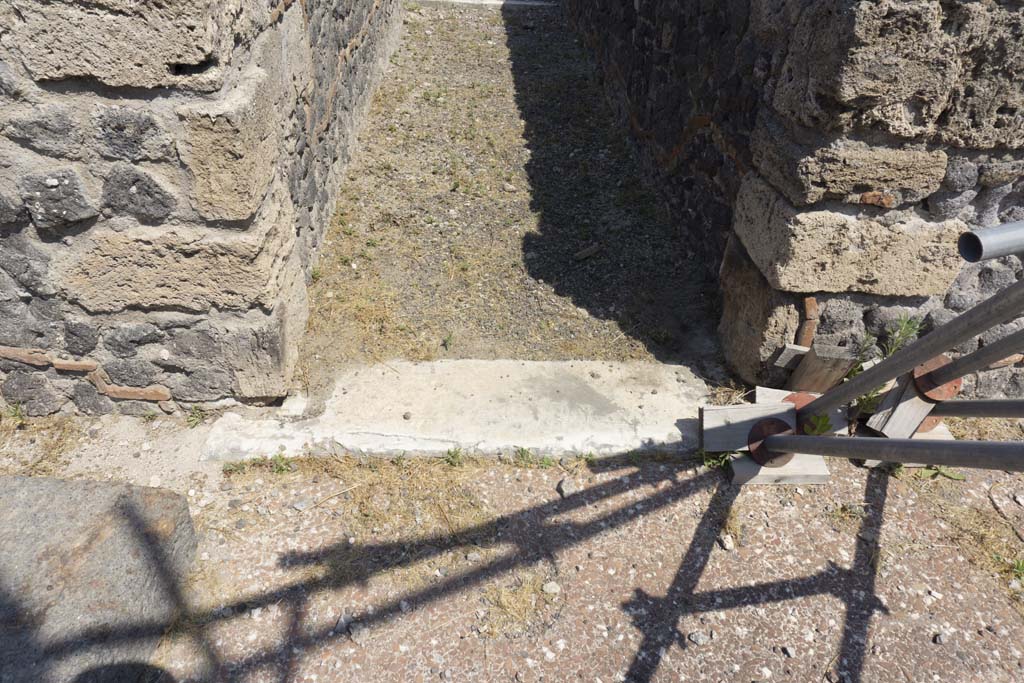 VI.12.5 Pompeii. 14th July 2017. Corridor 16, looking north across threshold/sill from atrium 7.
Foto Annette Haug, ERC Grant 681269 DÉCOR.
