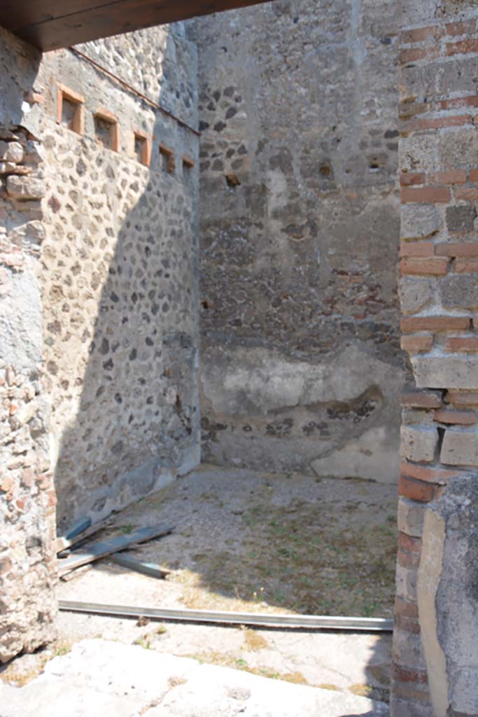 VI.12.5 Pompeii. 14th July 2017. Room 13, looking north-east through doorway from secondary atrium 7.
Foto Annette Haug, ERC Grant 681269 DÉCOR.
