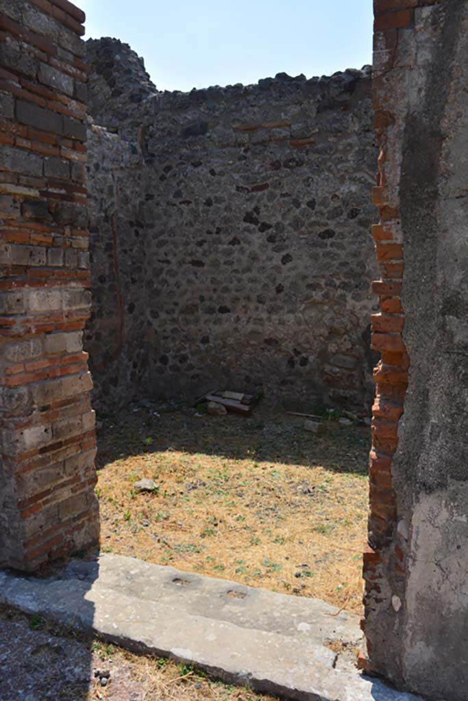 VI.12.5 Pompeii. 14th July 2017. Room 9, looking south-east through doorway from atrium 7.
Foto Annette Haug, ERC Grant 681269 DÉCOR.
