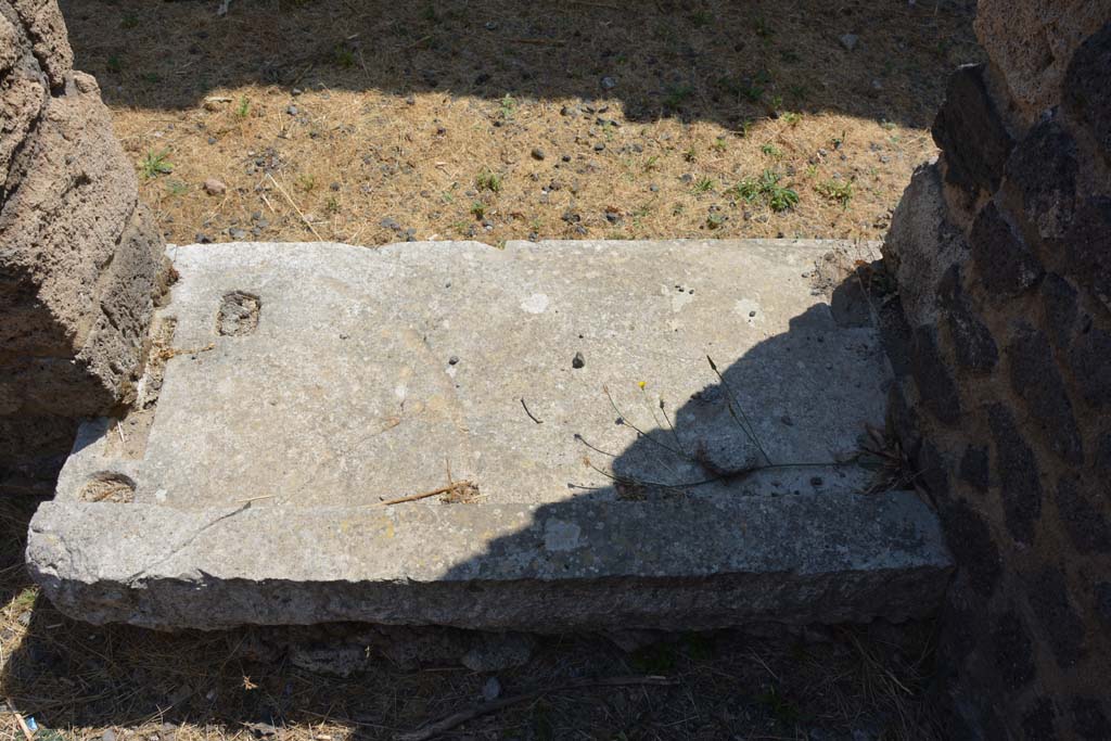 VI.12.5 Pompeii. 14th July 2017. Looking east to threshold/sill of doorway from stairs to upper floor towards entrance corridor/fauces. 
Foto Annette Haug, ERC Grant 681269 DÉCOR.

