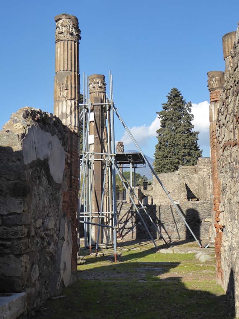 VI.12.5 Pompeii. 4th January 2017. Looking north across impluvium in atrium 7, from entrance corridor. 
Foto Annette Haug, ERC Grant 681269 DÉCOR.
