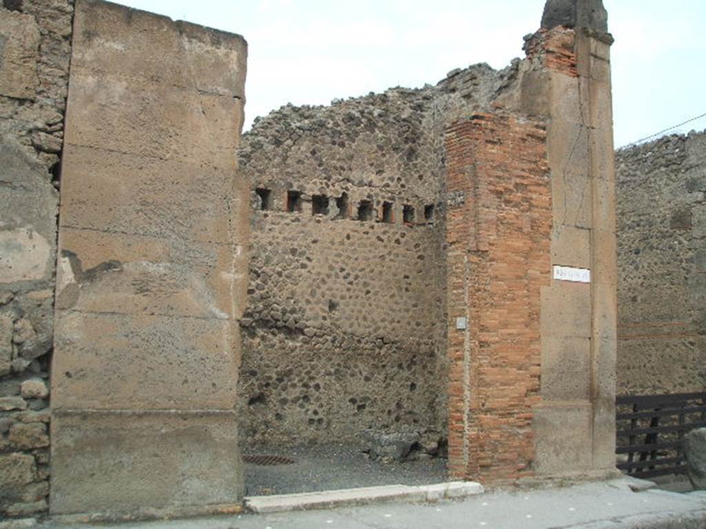 VI.12.6 Pompeii. December 2006. Entrance doorway to shop.
According to Pagano and Prisciandaro, found here, painted in black, was graffito CIL IV 298 – C(aium) Sallustium    [CIL IV 298]
See Pagano, M. and  Prisciandaro, R., 2006. Studio sulle provenienze degli oggetti rinvenuti negli scavi borbonici del regno di Napoli.  Naples : Nicola Longobardi. (p.145)  PAH III, 116.

