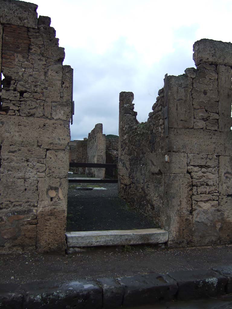 VI.13.2 Pompeii. December 2005. Entrance doorway.
According to Pagano and Prisciandaro, a graffito found in May 1831 on the left pilaster between VI.13.1 and 2, was –
Holconium Priscum
verecundissimum d(ignum) r(ei) p(ublicae) aed(ilem) o(ro) v(os) f(aciatis) dignissimum.  [CIL IV 309]
Found on the right pilaster, between VI.13.2 and 3, painted in red, was –
Samellium Modestum iuvenum probum aed(ilem)    [CIL IV 286]
See Pagano, M. and Prisciandaro, R., 2006. Studio sulle provenienze degli oggetti rinvenuti negli scavi borbonici del regno di Napoli. Naples: Nicola Longobardi, (p.145) PAH III, 119
