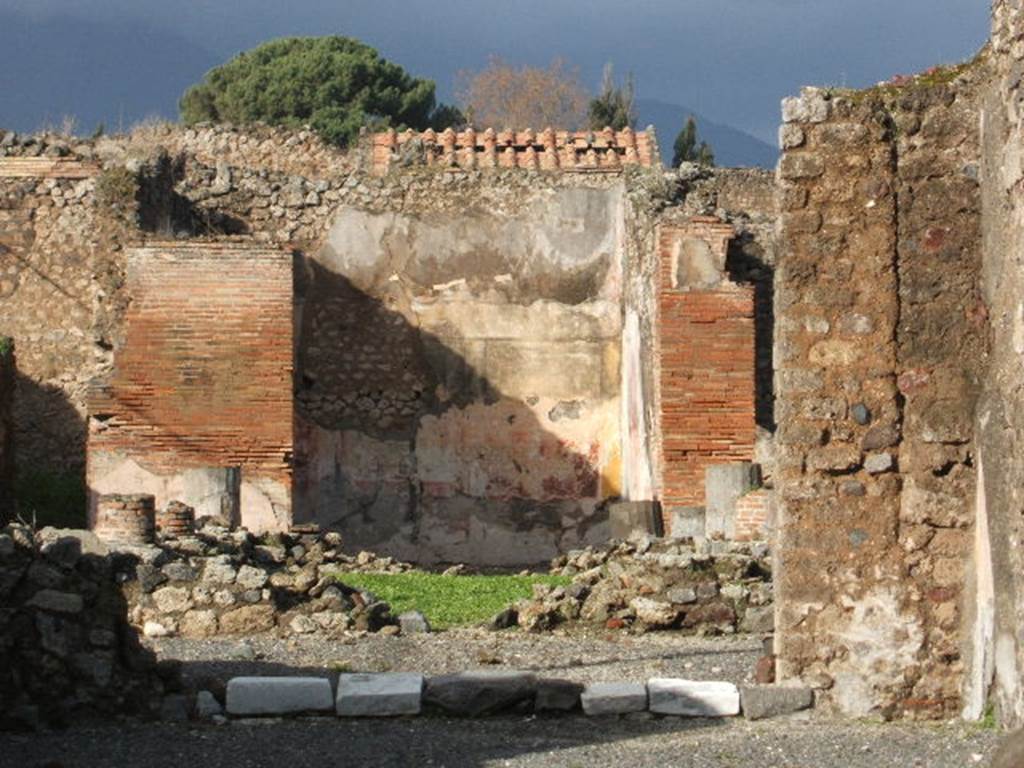 VI.13.2 Pompeii. December 2004. Looking north from tablinum across peristyle to summer triclinium. On the right is the north-east corner of the tablinum.
According to Bragantini, the floor of cocciopesto had a black and white mosaic around its edge. The border was edged with a black band between two rows of white tesserae.
On the northern end of the east wall, it was still possible to see a small portion of red paint as well as the floor of cocciopesto.
See Bragantini, de Vos, Badoni, 1983. Pitture e Pavimenti di Pompei, Parte 2. Rome: ICCD. (p.263, tablino ‘8’).


