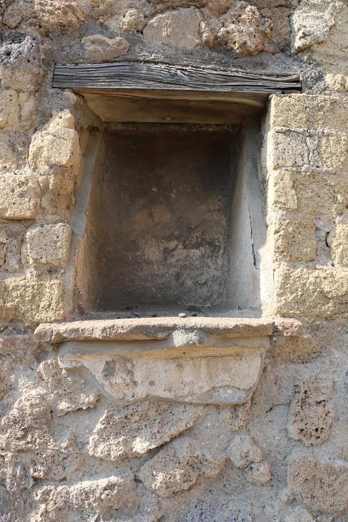 VI.14.4 Pompeii. December 2018. Niche in north wall of shop. Photo courtesy of Aude Durand.