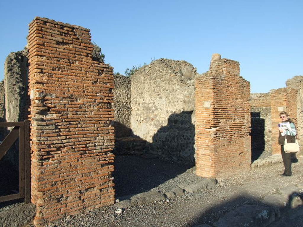 VI.14.6 Pompeii. December 2006. Entrance doorway, on Via della Fortuna.