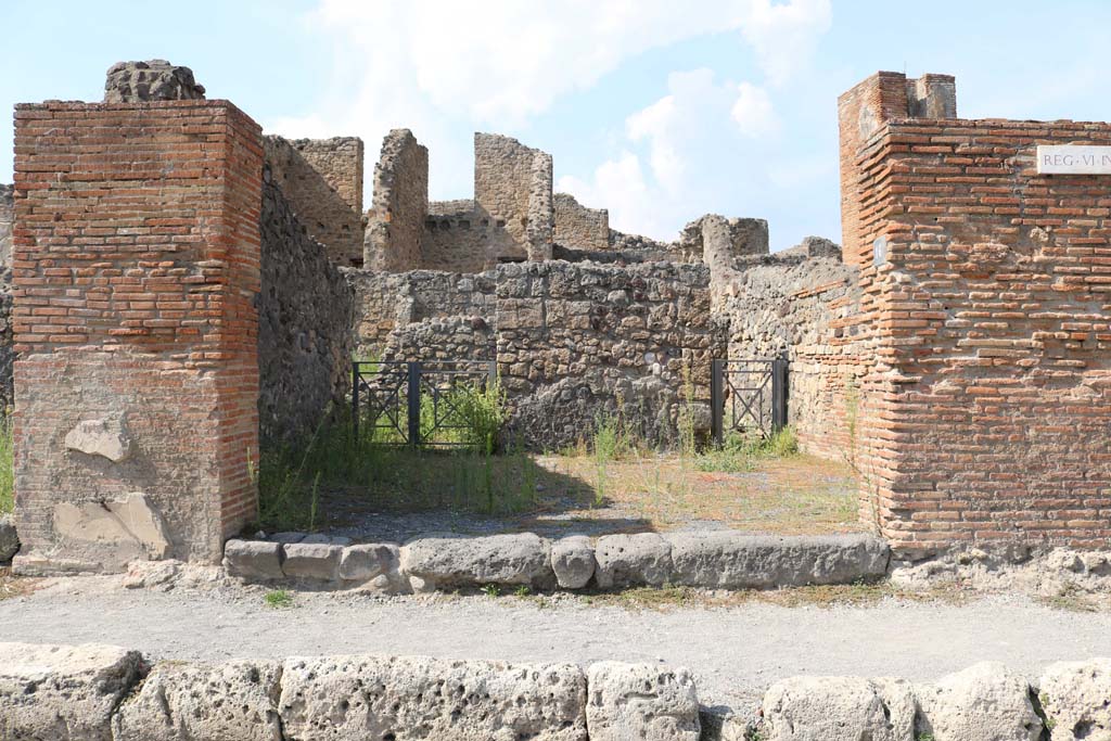 VI.14.16 Pompeii, December 2018. Looking north to entrance doorway on Via della Fortuna. Photo courtesy of Aude Durand.