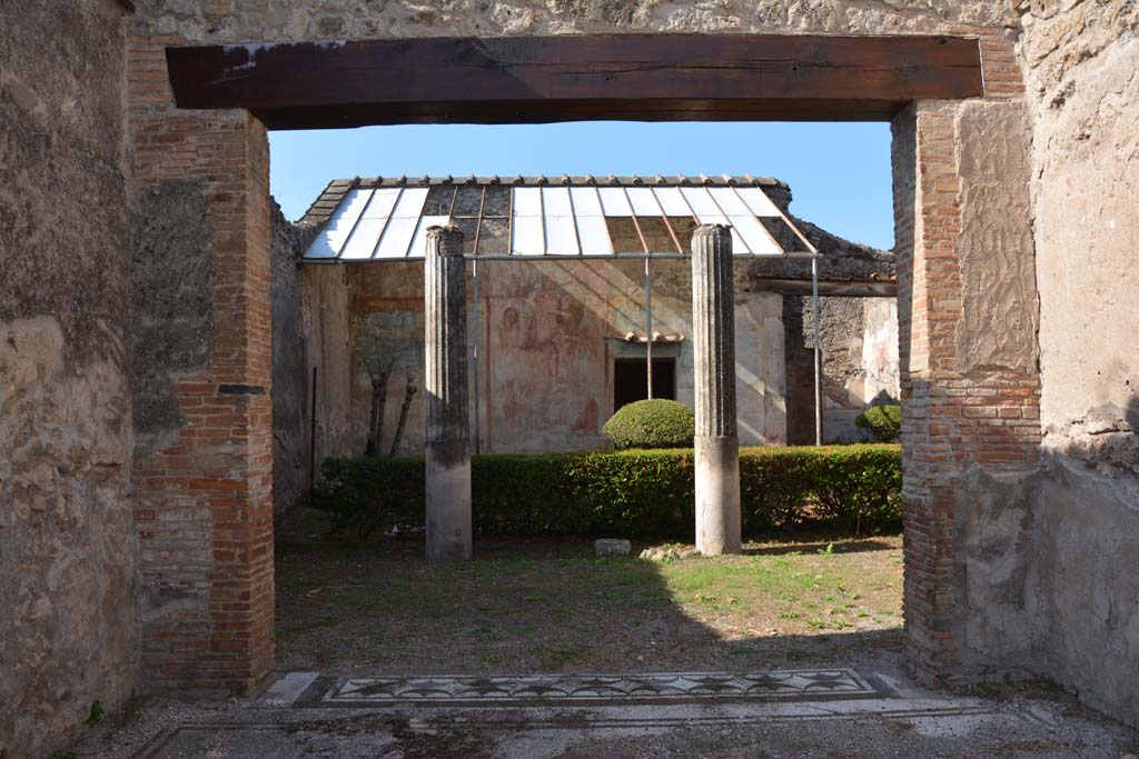 VI.14.20 Pompeii. October 2019. Room 4, looking west across threshold of tablinum.
Foto Annette Haug, ERC Grant 681269 DÉCOR.
