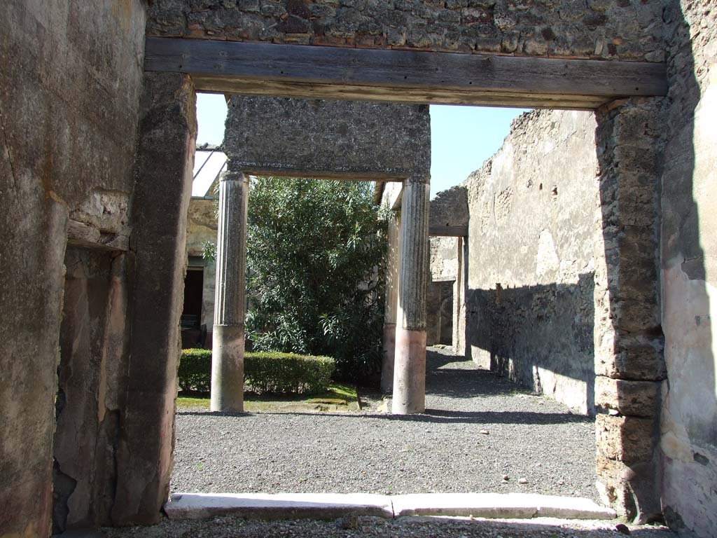 VI.14.20 Pompeii. March 2009. Room 10, looking west across triclinium, to garden area.