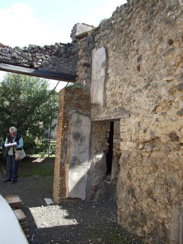 VI.14.20 Pompeii. March 2009. Room 15, looking south-east  from triclinium, to west portico of garden area.