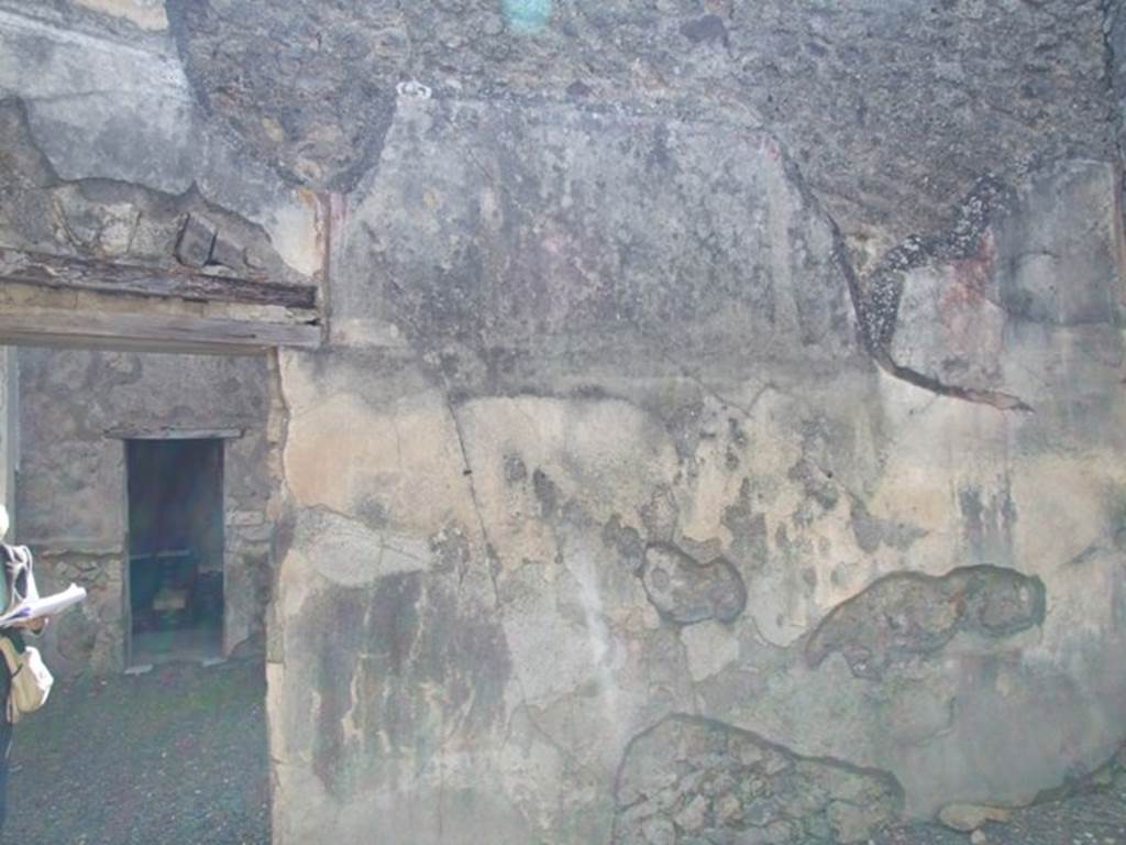 VI.14.20  Pompeii.  March 2009.   Room 17.  South wall with door to portico area.