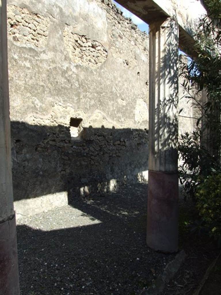 VI.14.20  Pompeii.  March 2009.  Room 18.  Garden area.  North portico.