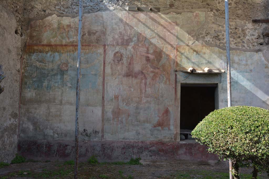 VI.14.20 Pompeii. October 2019. Room 18, west wall of garden area, with window from room 13.
Foto Annette Haug, ERC Grant 681269 DÉCOR.
