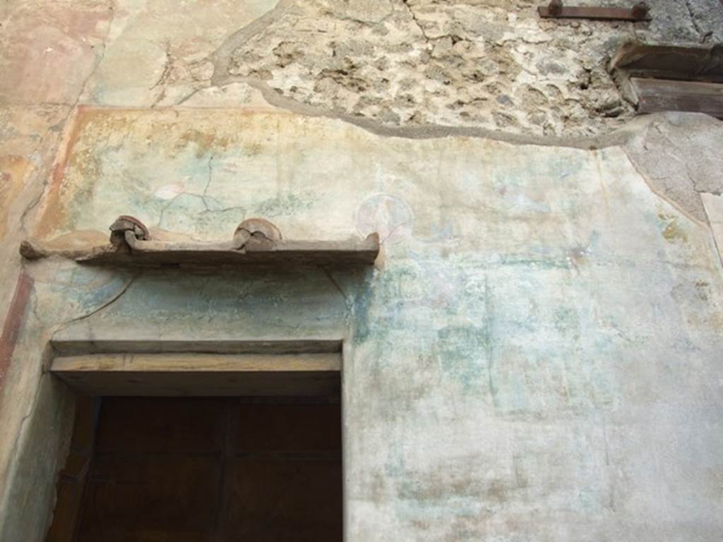 VI.14.20  Pompeii.  March 2009. Room 18, remains of garden painting around window on west wall of garden area.