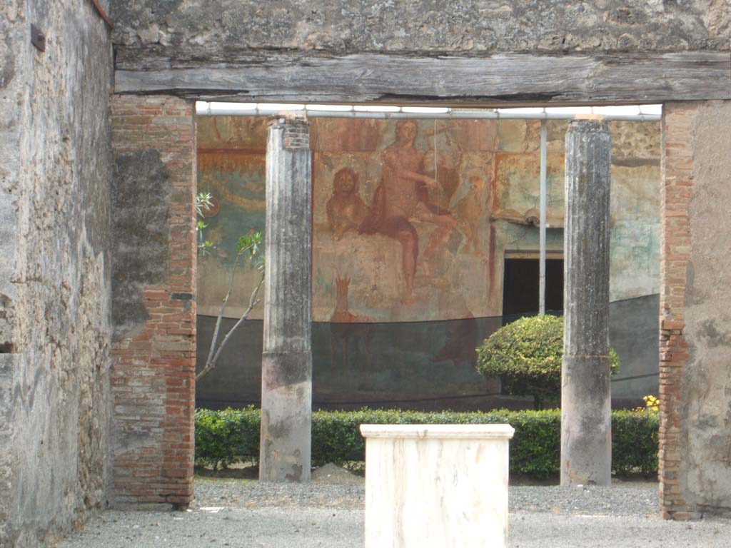 VI.14.20 Pompeii. Album by M. Amodio, c.1880, entitled “Pompei, destroyed on 23 November 79, discovered in 1748”.
Looking west across atrium. Photo courtesy of Rick Bauer.
