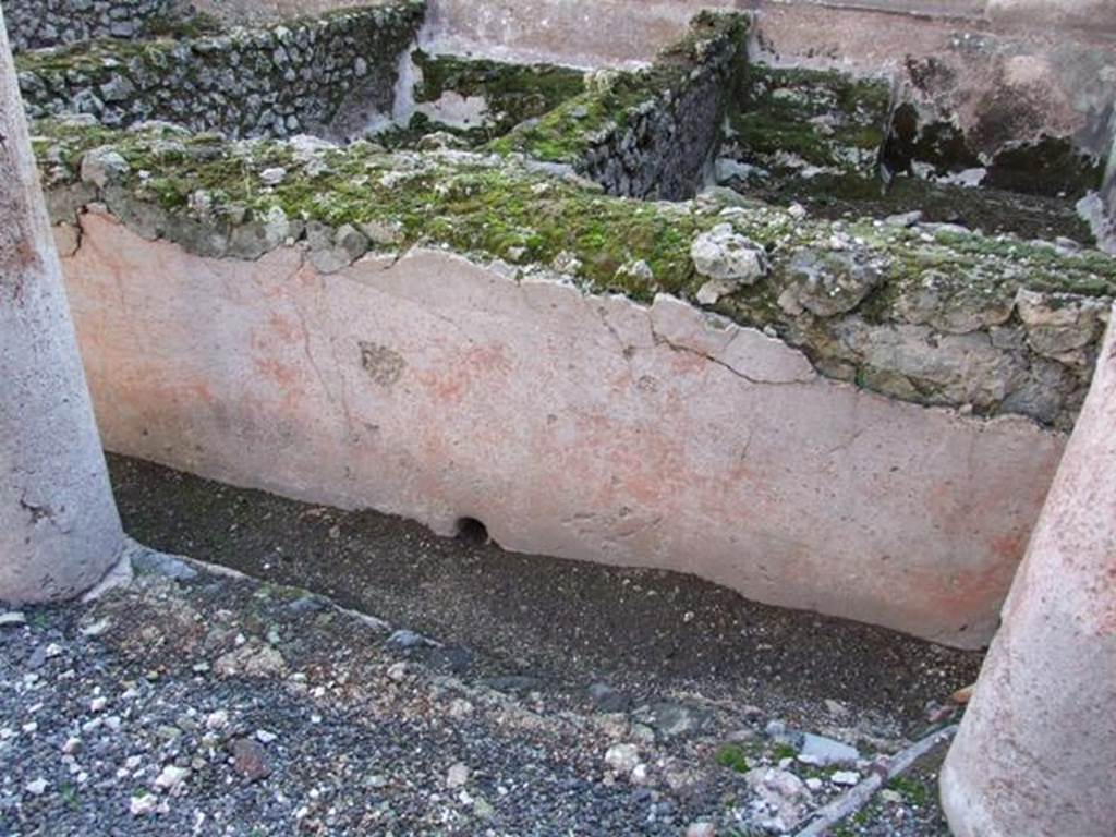 VI.14.22 Fullonica of Balbinus.  December 2007.  Room 12.  Plaster around sides of basins in peristyle.