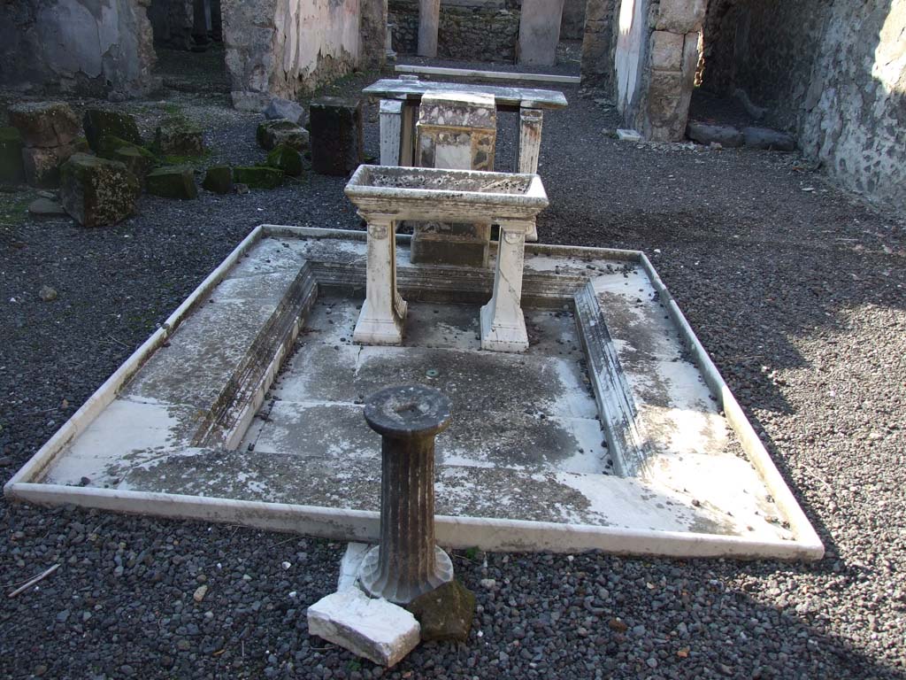 VI.14.22 Pompeii. December 2007. Room 1, marble impluvium in atrium, with marble table and trough.