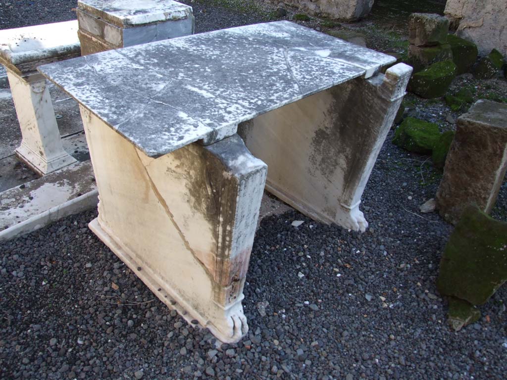 VI.14.22 Pompeii. December 2007. Room 1, rear of marble table or cartibulum in atrium.