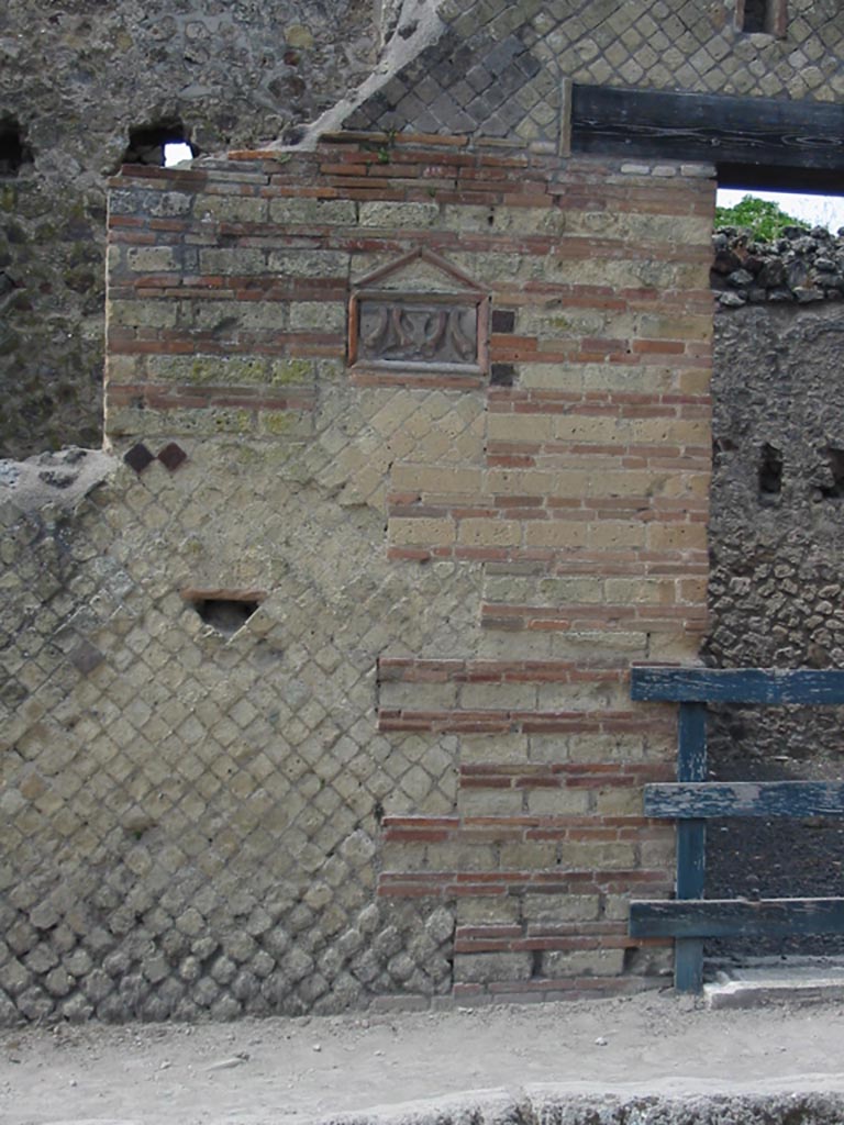 VI.14.28 Pompeii. May 2003. Wall on south side of entrance doorway. Photo courtesy of Nicolas Monteix.