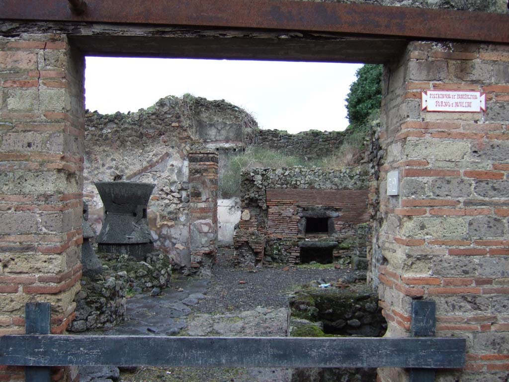 VI.14.32 Pompeii. December 2005. Looking south towards oven.