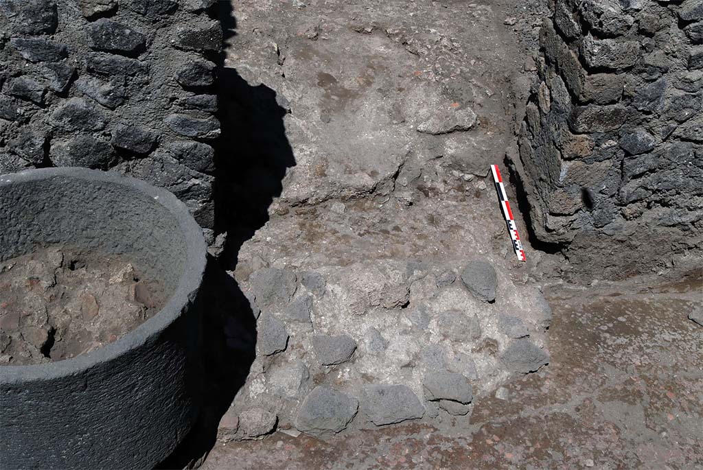 Fig. 10 - Pompéi Pistrina. Vue de la rampe installée suite à l’extension de la boulangerie VI 14, 28-32 vers le sud par l’aménagement d’une salle de pétrissage. 
Cliché pris du sud. Cliché : P. Ducret / ÉfR.
