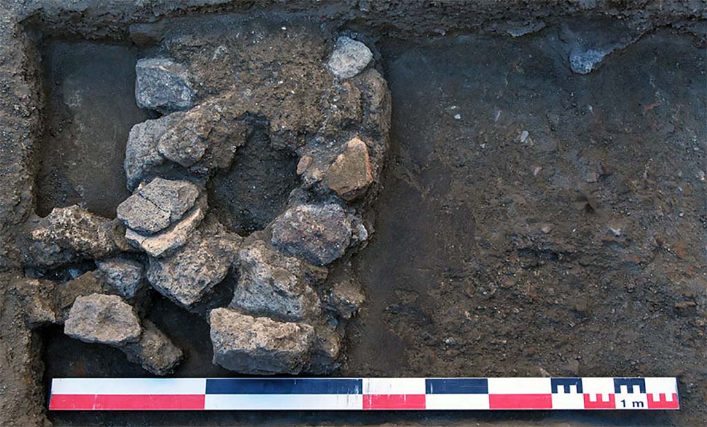 Fig. 15 - Pompi Pistrina. Pied de table de faonnage dans la boulangerie VI 14, 33-34, dispos sans fondation sur le sol prexistant. 
Clich pris du sud. Clich : E. Proudfoot / fR.
