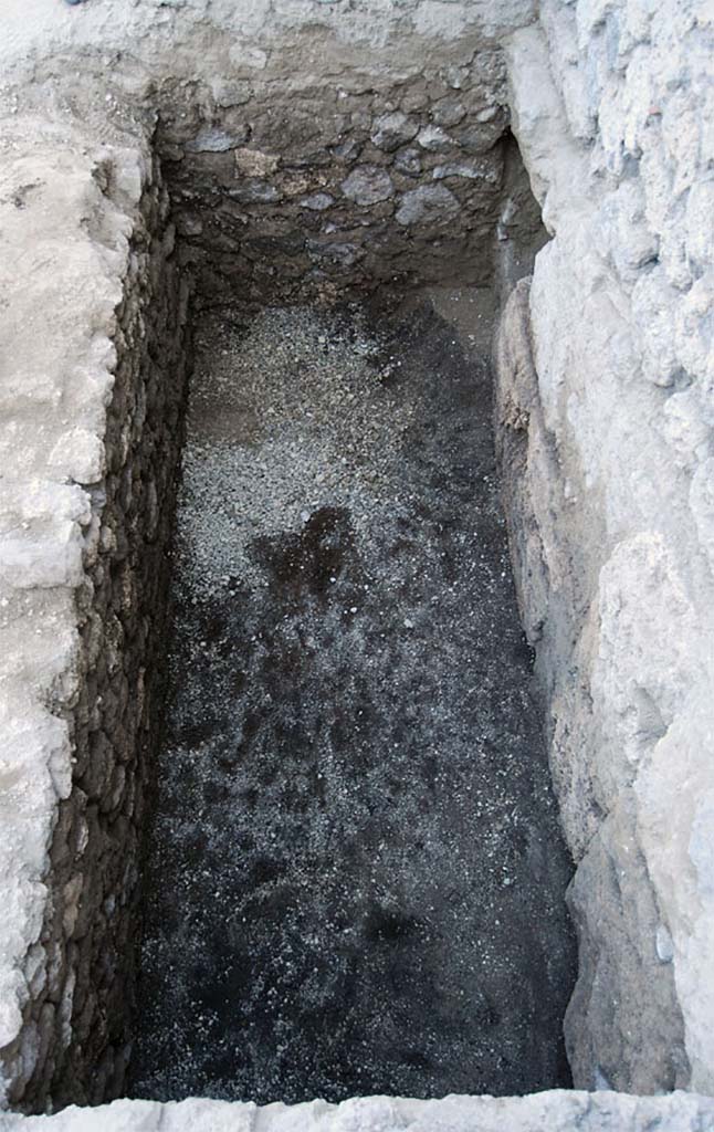 Fig. 16 - Pompi Pistrina. Probable fosse septique en cours de fouille dans la boulangerie VI 14, 33-34. 
Clich pris du nord. Clich : S. Aho / fR.
