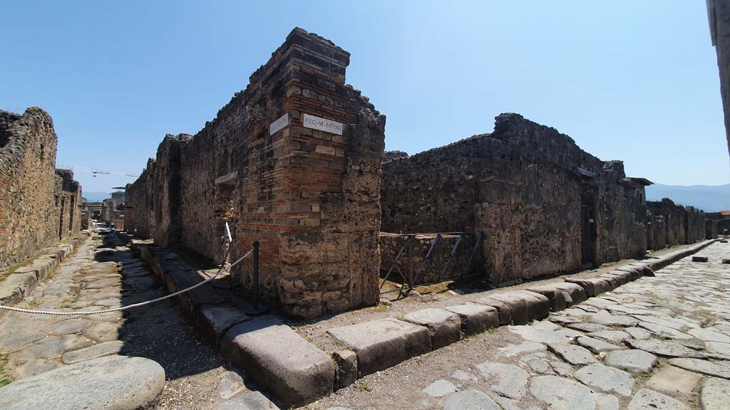 VI.14.36 Pompeii, in centre. July 2021. Looking east along Vicolo di Mercurio, on left, at junction with Vicolo dei Vettii, on right.
Foto Annette Haug, ERC Grant 681269 DÉCOR.